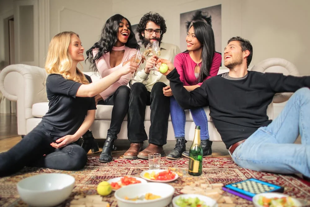 5 board games to liven up your party with friends for an unforgettable time.
